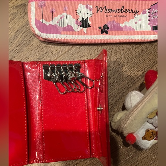 Cute bundle of 3 Hello Kitty pouches and key holder - Picture 3 of 3